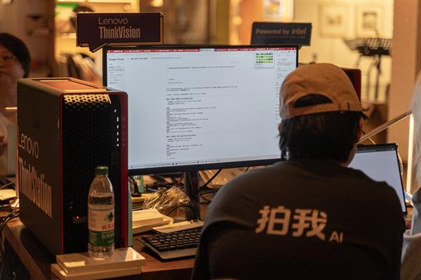 2小时高强度电影创作后台的“美术主创”澳门新葡京app联想AI电影季直击｜7(图4)